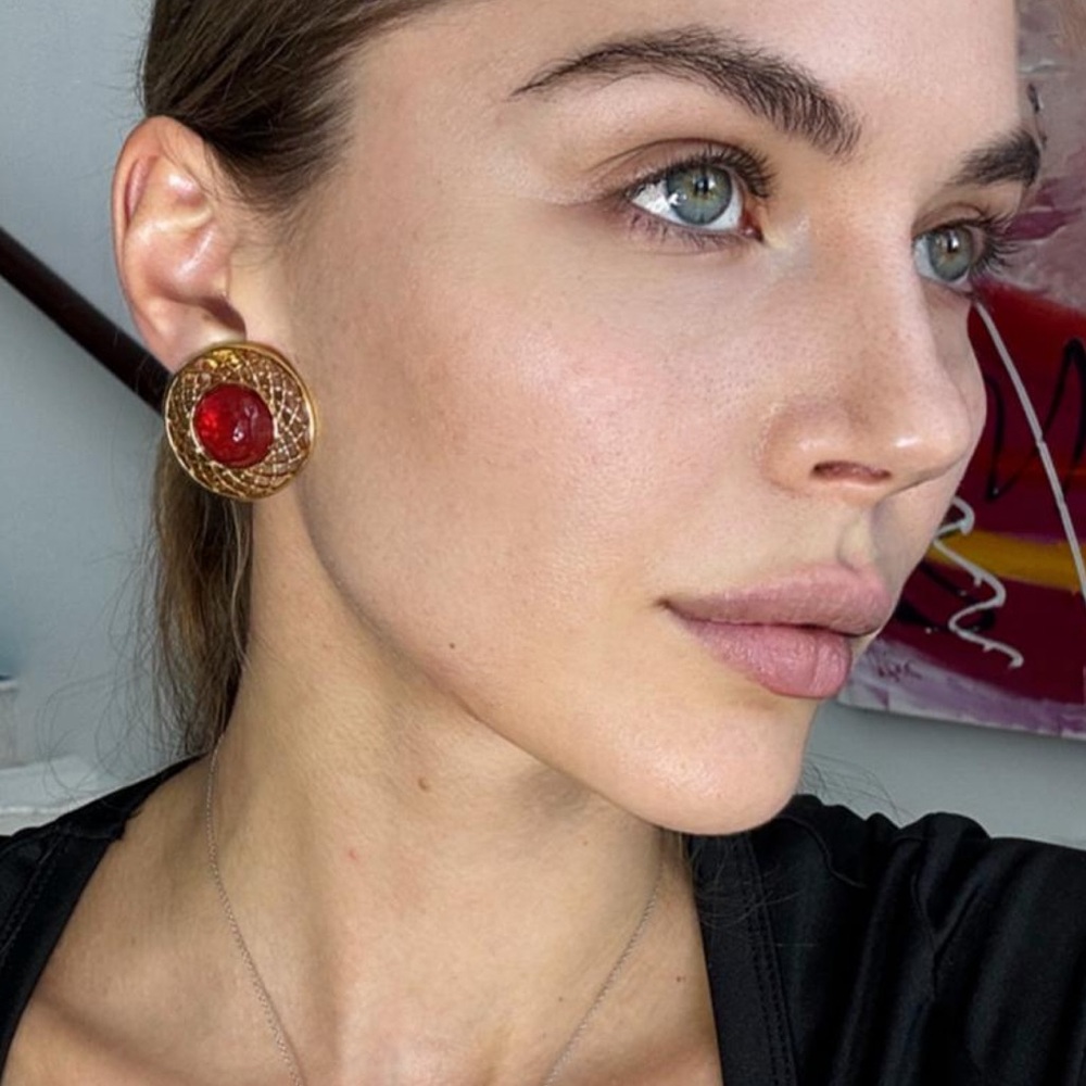 LOT 1507 24K gold plated CHANEL vintage red glass gripoix clip on earrings - Picture 11 of 11